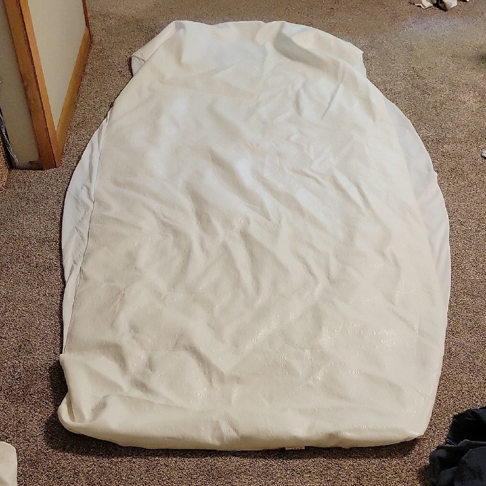 White Mattress Cover with Wrinkle-Resistant Cotton Blend